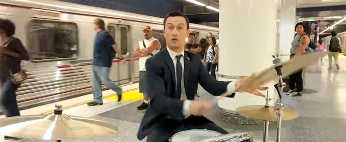 Джозеф Гордон-Левітт грає в метро на барабанах