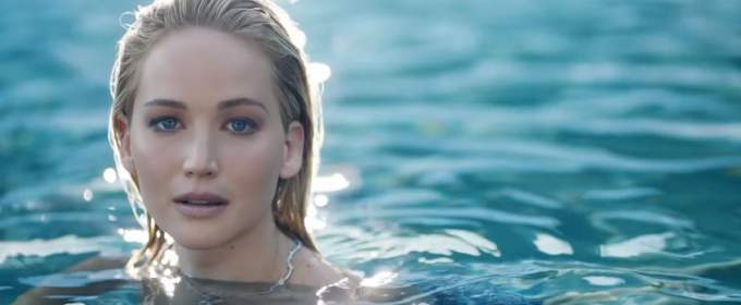 Дженніфер Лоуренс пірнає в басейн в рекламі нового аромату від Dior