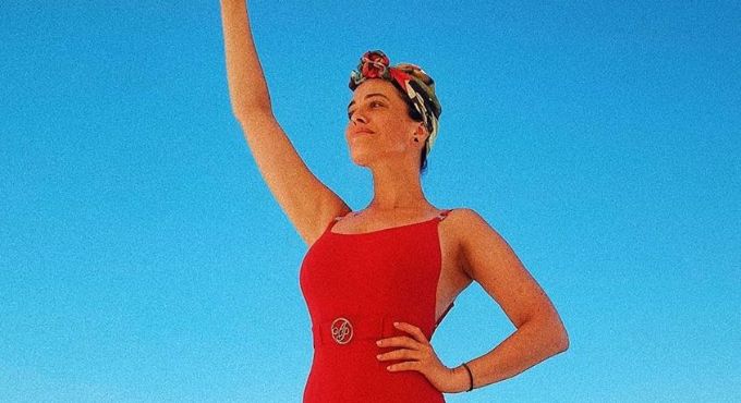 Спасательница Малибу: Даша Астафьева устроила фотосессию в красном купальнике