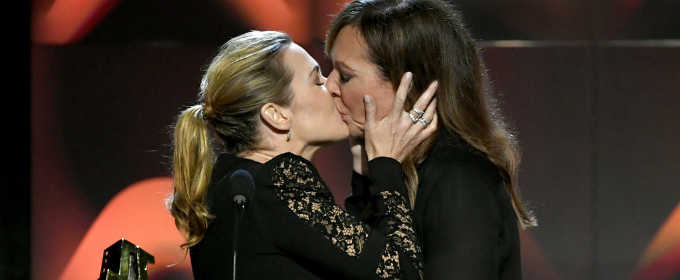 Кейт Вінслет цілується з Еллісон Дженні на Hollywood Film Awards 2017