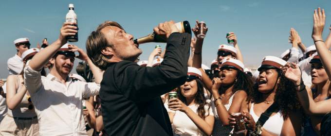 Мадс Міккельсен стає вчителем-алкоголіком в трейлері фільму «Ще по одній»