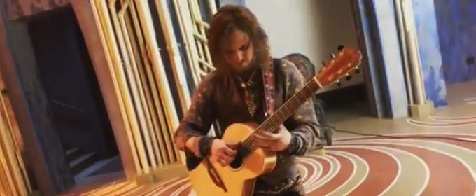 Справжня рок-зірка: Том Фелтон зіграв на гітарі та заспівав хіт гурту The Beatles